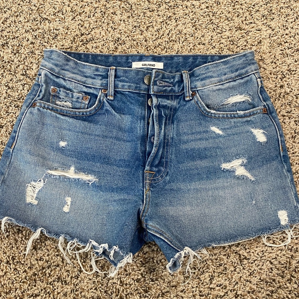 GRLFRND Helena Short Distressed